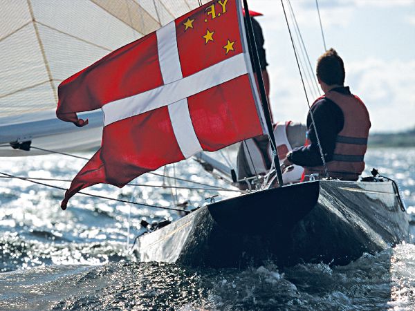 Segelboot mit dänischer Flagge